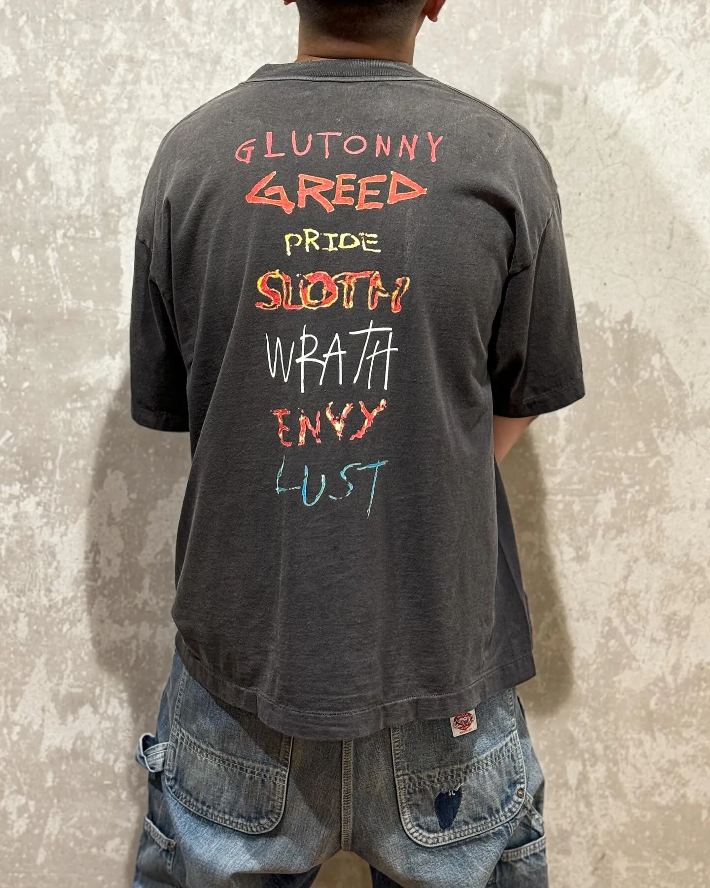SAINT Mxxxxxx SEVEN DEADLY SS TEE/BLK Phantom SAINT Seven Deadly Sins Printed TEE Washed Black S-XL Look for cylindrical fabrics with no side seams. Don’t buy open width fabrics anymore. It’s boring. Assute garments are dyed. The whole piece is sprayed with Ma Liu. Then spray the heavy parts to fade. The collar and cuffs are frayed. Many hangings are frayed. Accessories are complete. Customized original consistent main mark/wash mark/little angel anti-counterfeiting mark.